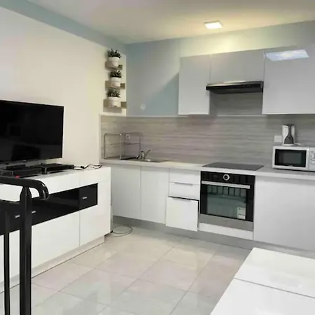 Couette-café Wifi - Parking - Superbe T3 Spacieux Et Moderne!!!!